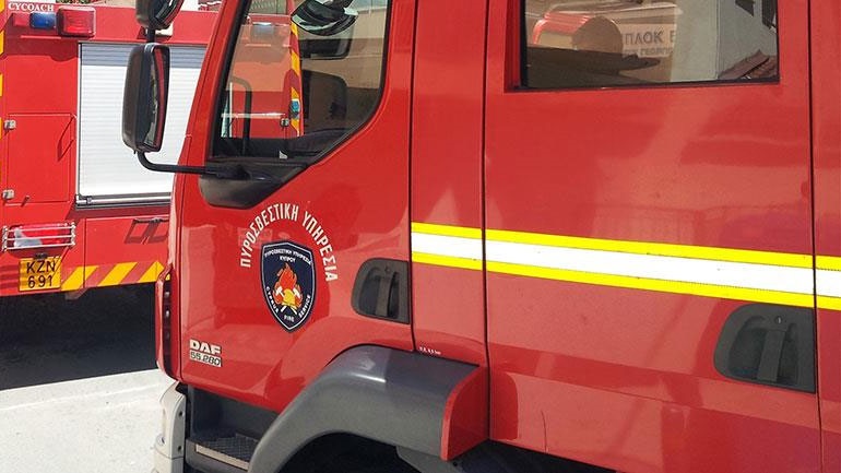 Φωτιά καίει χαμηλή βλάστηση στα βόρεια της Άνδρου