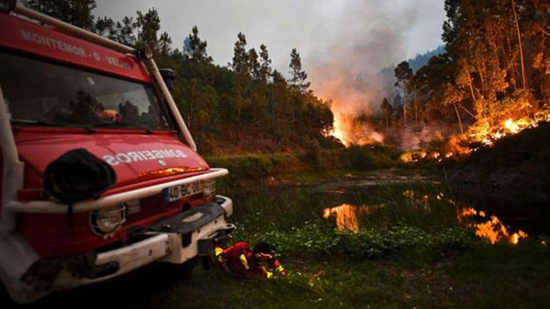 Πορτογαλία: Παραλίες στον νότο έχουν σκοτεινιάσει από τον καπνό της πυρκαγιάς