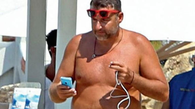 Ο Γιώργος Λιάγκας ανέλαβε χρέη φωτογράφου για χάρη του Ρώσου κροίσου Ντμίτρι Ριμπολόβλεφ!