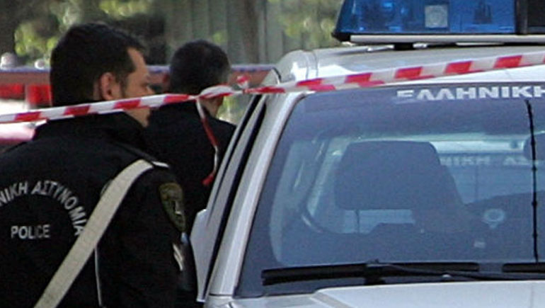 Χειροπέδες σε 31χρονο που προσπάθησε να παρασύρει αστυνομικούς με το αυτοκίνητό του