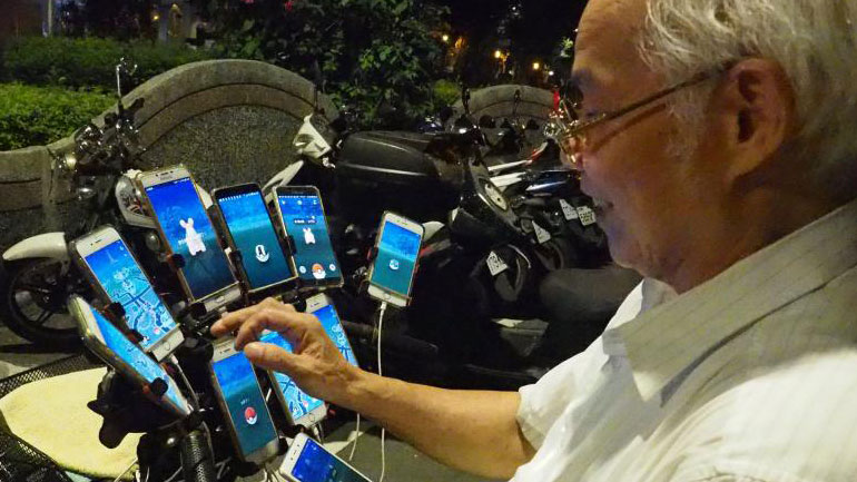 Ηλικιωμένος από την Ταϊβάν χρησιμοποιεί 11 τηλέφωνα για να παίξει Pokemon GO