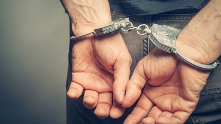 Σύλληψη τριών ατόμων με την κατηγορία ότι έριξαν αυτοσχέδιους εμπρηστικούς μηχανισμούς σε αστυνομική υπηρεσία