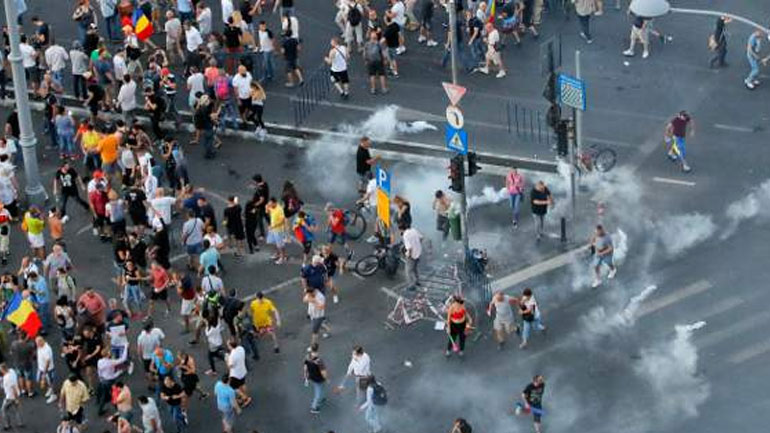 Ρουμανία: Άγριες συμπλοκές διαδηλωτών με αστυνομικούς
