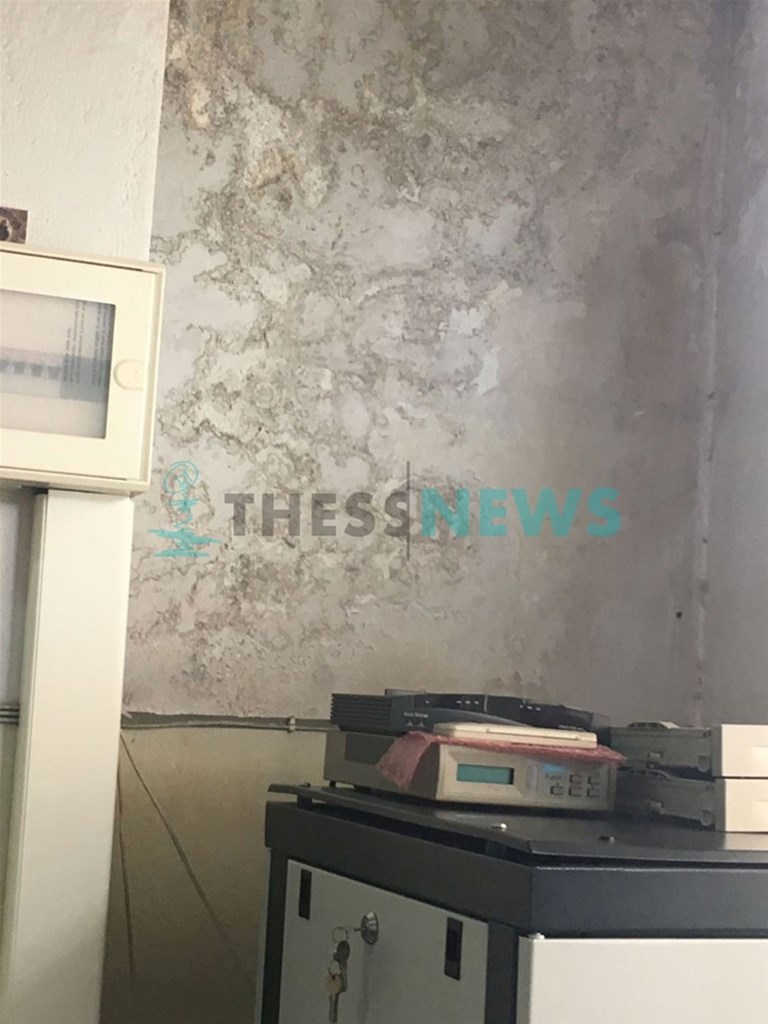  Η μούχλα και η υγρασία «βασιλεύουν» στο δωμάτιο του server