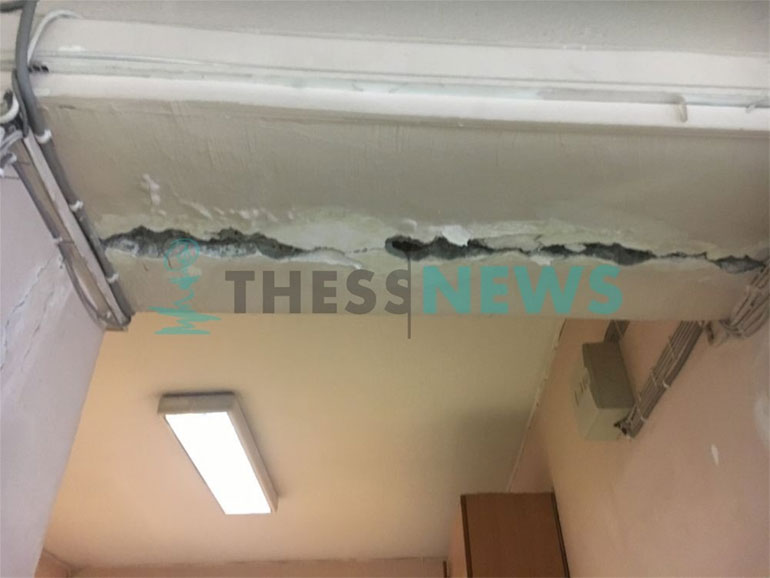  Η ρωγμή θυμίζει την άλλοτε μεσοτοιχία που γκρεμίστηκε παράνομα για συνενωθούν δύο κτήρια