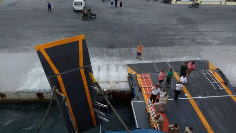 Blue Star Paros: Πρόσκρουση του καταπέλτη επιβατών στο λιμάνι της Σύρου
