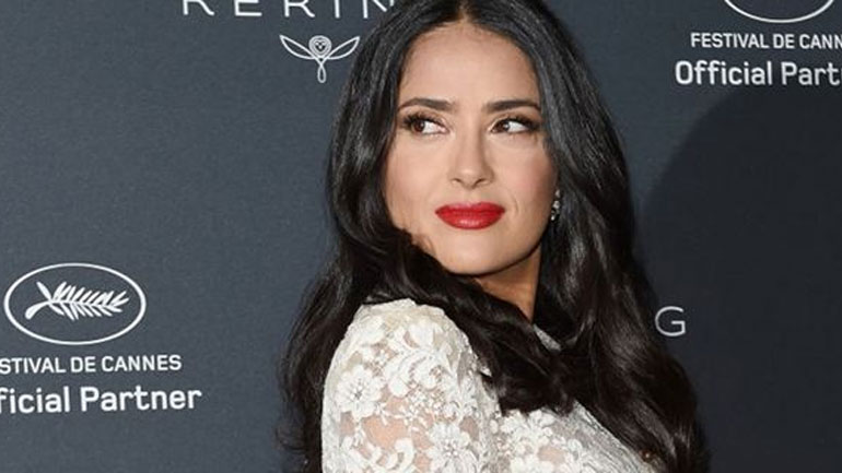 H Salma Hayek ποζάρει χωρίς ίχνος μακιγιάζ στα 52 της και κλέβει τις εντυπώσεις!