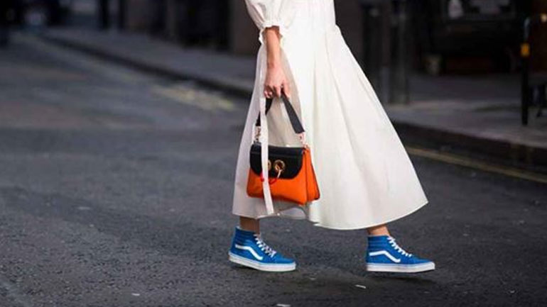 Sneakers με φόρεμα: Η τάση που ακολουθούν όλες οι influencers!
