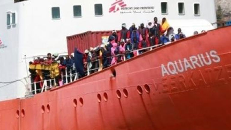 To πλοίο Aquarius με 141 πρόσφυγες και μετανάστες παραμένει στα ανοικτά της Λιβύης