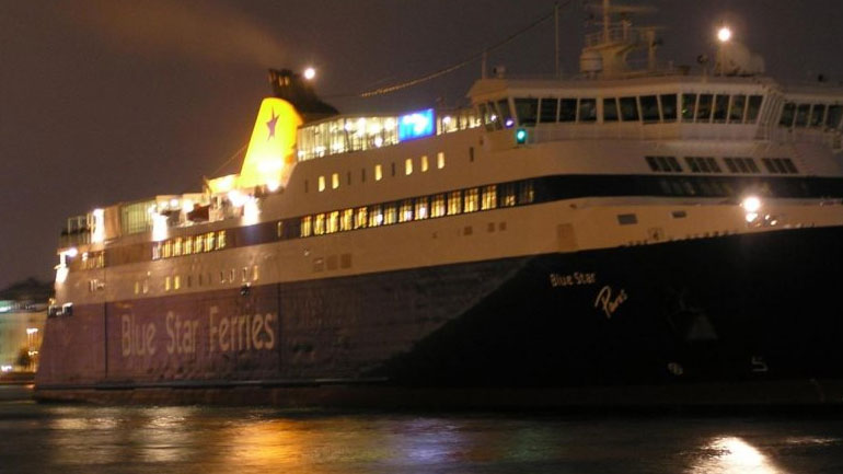 Αναχώρησε το Blue Star Paros έπειτα από την πρόσκρουση στο λιμάνι της Σύρου