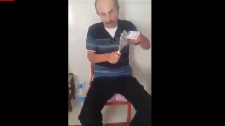 Τουρκία: Οπαδός του Ερντογάν καίει δολάρια