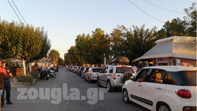 Εύβοια: Στο λιμάνι της Αιδηψού έχουν συγκεντρωθεί εκατοντάδες αυτοκίνητα
