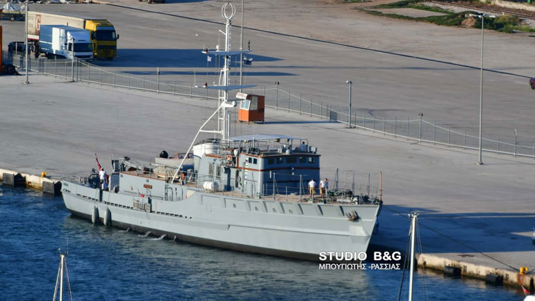 Στο Ναύπλιο πρώην γερμανικό πολεμικό σκάφος που το μετέτρεψαν σε σκάφος αναψυχής