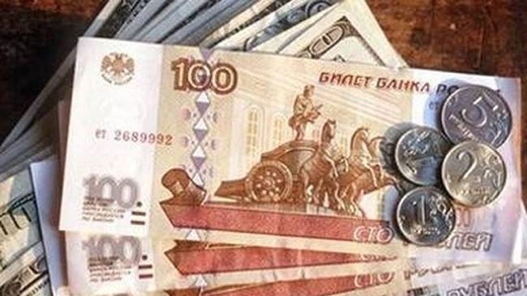 Ρωσία: Το δολάριο ξεπέρασε το όριο των 68 ρουβλίων για πρώτη φορά από τον Απρίλιο του 2016