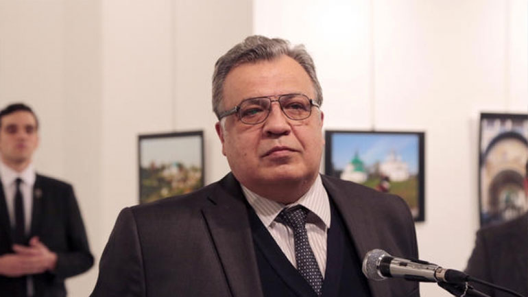 Τουρκία: Συνελήφθη γυναίκα που θεωρείται ότι εμπλέκεται στη δολοφονία του Ρώσου πρέσβη Αντρέι Καρλόφ