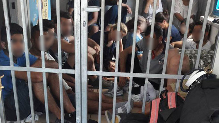 Εικόνες ντροπής στο αστυνομικό τμήμα Σαντορίνης – Άνθρωποι στοιβαγμένοι ο ένας πάνω στον άλλο