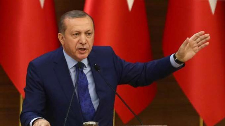 Le Monde: «Όλο και πιο απομονωμένος ο Eρντογάν καταφεύγει στον Πούτιν»