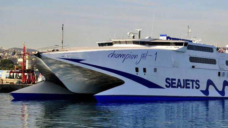 Μηχανική βλάβη εν πλω στο επιβατηγό οχηματαγωγό καταμαράν «Champion jet 1»