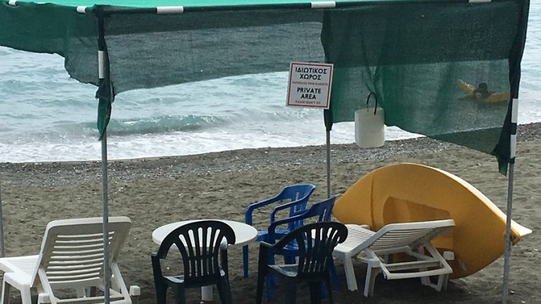 Όταν έχεις τον…”ιδιωτικό χώρο” σου στην παραλία