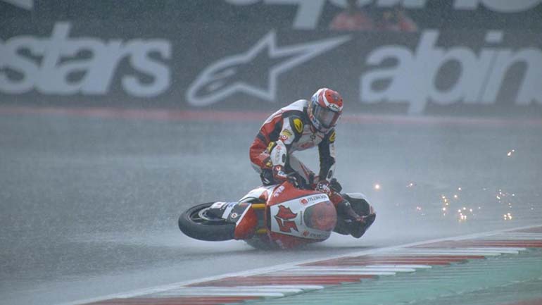 Στο MotoGP σερφάρουν πάνω στις μοτοσυκλέτες!