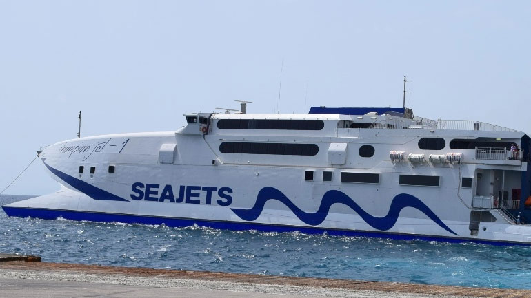 Συνεχίζει το δρομολόγιό του το καταμαράν champion jet, που το πρωί παρουσίασε μηχανική βλάβη