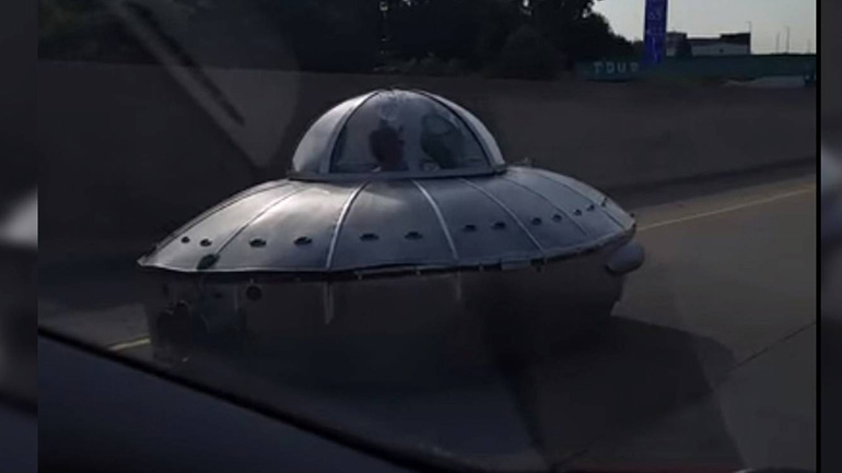 Ένα UFO στον αυτοκινητόδρομο