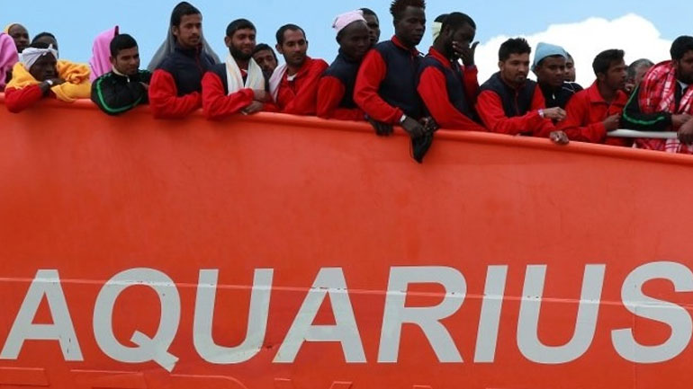 Εν αναμονή λύσης παραμένει το πλοίο Aquarius στα χωρικά ύδατα ανάμεσα σε Ιταλία και Μάλτα