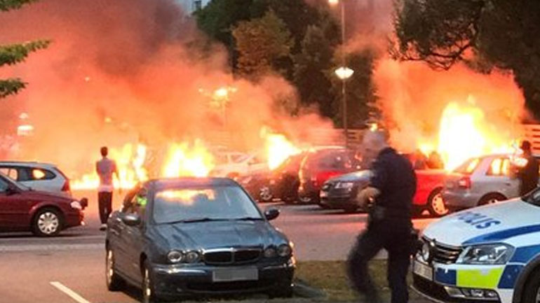 Σουηδία: Ομάδες νέων πυρπόλησαν αυτοκίνητα και προκάλεσαν ταραχές στο Γκέτεμποργκ