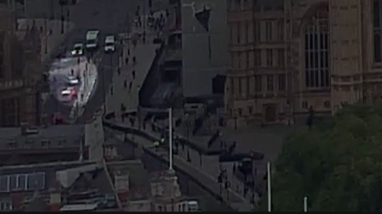 Βίντεο – ντοκουμέντο δείχνει την πορεία του αυτοκινήτου που έπεσε στις μπάρες του Κοινοβουλίου στο Λονδίνο