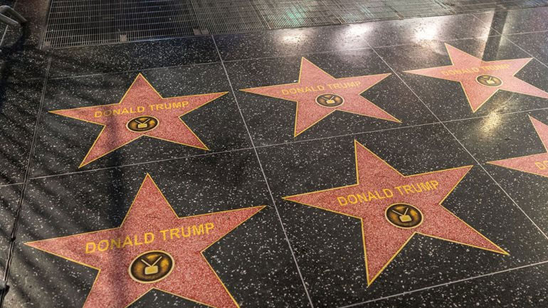 Βανδάλισαν το αστέρι του Τραμπ στο Walk of Fame και αυτό… πολλαπλαστιάστηκε