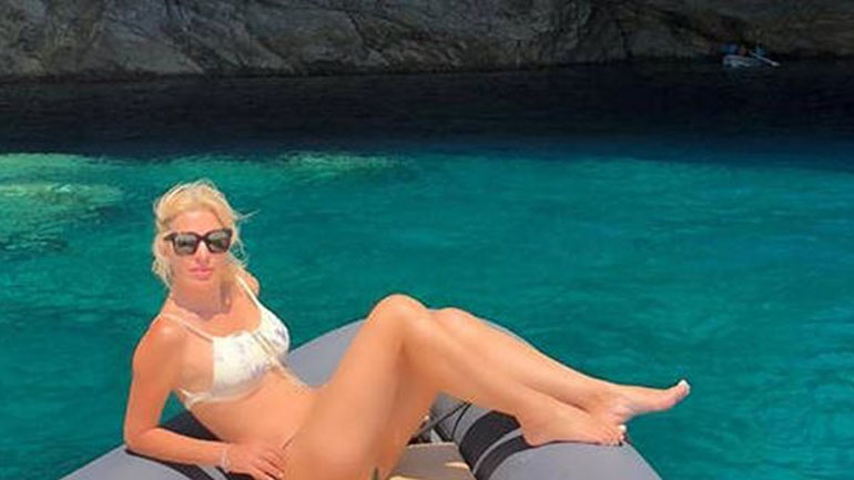 Η Ελένη Μενεγάκη επέστρεψε στην Άνδρο για τον Δεκαπενταύγουστο!