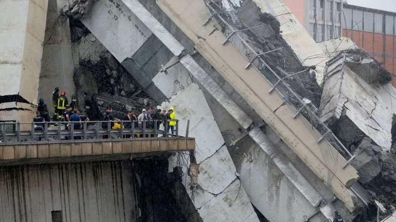 Ιταλία: Οι διασώστες συνεχίζουν να αναζητούν επιζώντες στα συντρίμμια της γέφυρας που κατέρρευσε στη Γένοβα