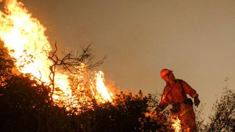 Πυροσβέστης έχασε τη ζωή του στη μάχη με τη μεγαλύτερη πυρκαγιά στην ιστορία της Καλιφόρνια