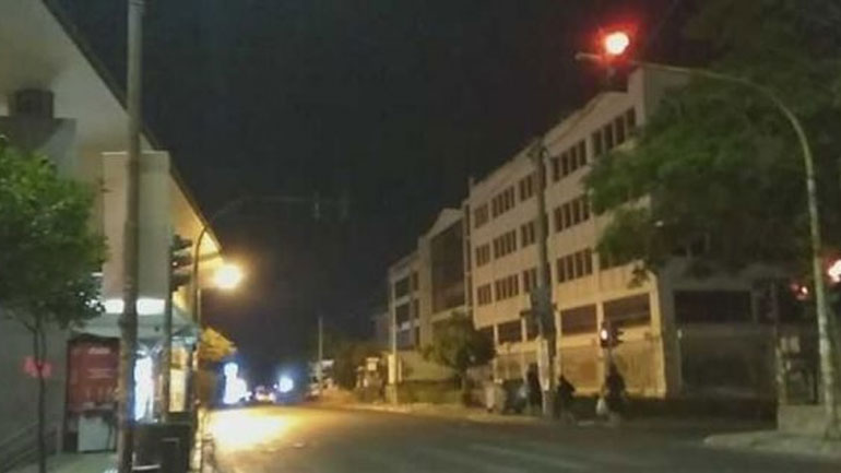 Επίθεση στη Διεύθυνση Πολεοδομίας στον Περισσό για τις φονικές πυρκαγιές