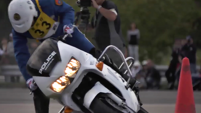 Πως εκπαιδεύονται οι δίτροχοι αστυνομικοί στην Ιαπωνία;