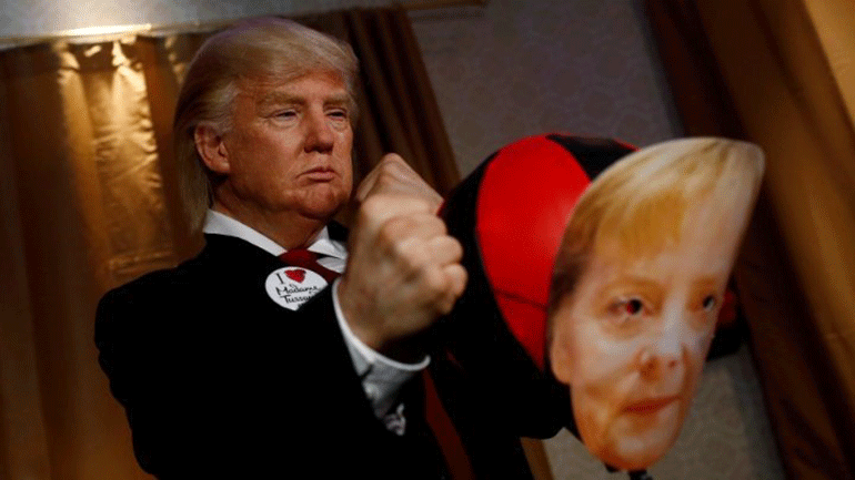 Το ζωντανό «κέρινο» ομοίωμα του Ντόναλντ Τραμπ γρονθοκοπεί τη Μέρκελ!