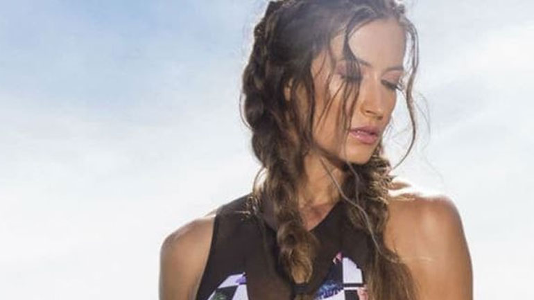 Η Μάρα Δαρμουσλή ποζάρει με μαγιό και κλέβει τις εντυπώσεις!