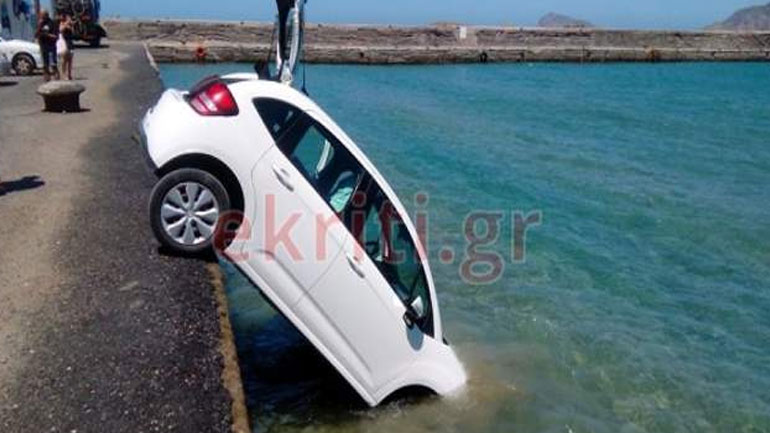 Κρήτη: Αυτοκίνητο έπεσε στη θάλασσα – Ο οδηγός έβαλε «πρώτη» αντί για όπισθεν