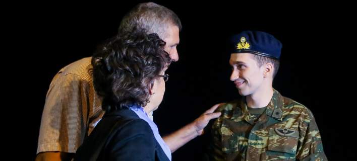 Στους δημοσιογράφους μίλησε ο Άγγελος Μητρετώδης μετά την επιστροφή του στην Ελλάδα. Ο ανθυπολοχαγός θέλησε να ευχαριστήσει όλους εκείνους που στάθηκαν δίπλα σε εκείνον όσο και στον Δημήτρη Κούκλατζη το διάστημα της κράτησής τους στις φυλακές της Αδριανούπολης. «Θέλουμε να πούμε ευχαριστώ σε όλους τους ανθρώπους που μας στήριξαν», είπε χαρακτηριστικά.