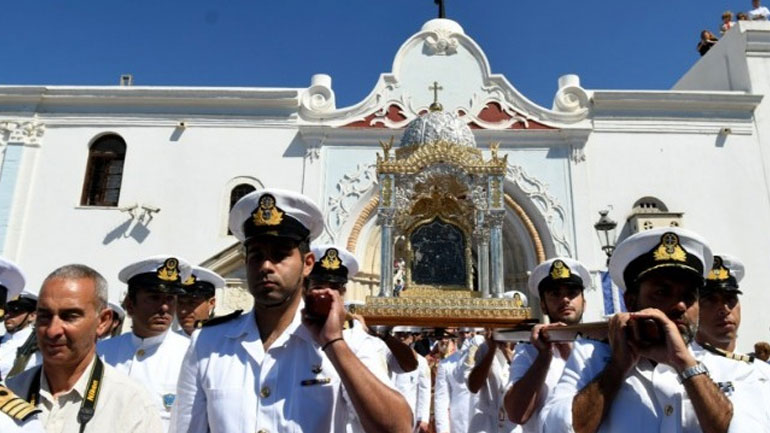 Η Ελλάδα «φοράει» τα γιορτινά της και αποτίει τιμές στην Παναγία