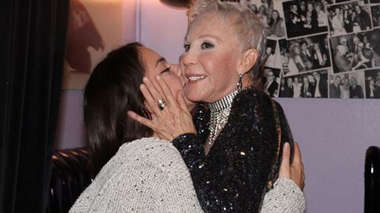 Η εξομολόγηση της Ζένιας Μπονάτσου για τη Ζωή Λάσκαρη, έναν χρόνο μετά τον θάνατό της