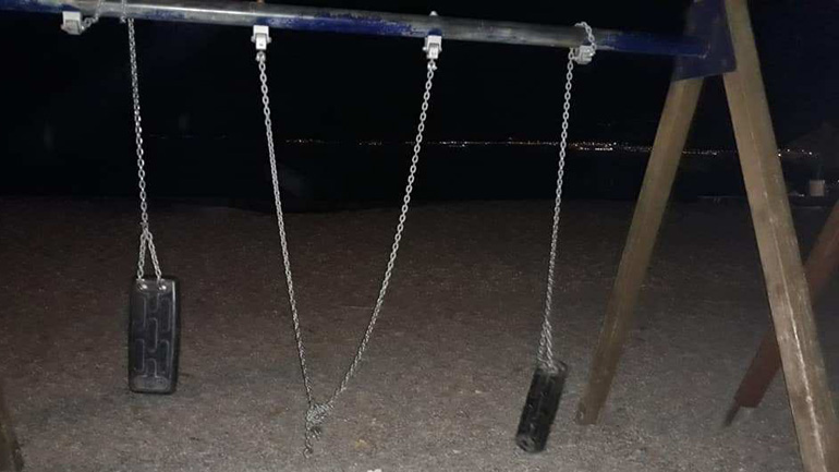 Ναύπακτος: Έβγαλαν τις αλυσίδες από τις κούνιες και τις έδεσαν κόμπο