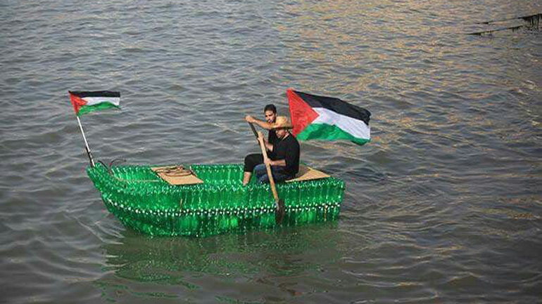 Γάζα: Μια βάρκα φτιαγμένη από πλαστικά μπουκάλια «έσωσε μια οικογένεια»