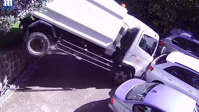 Απορριμματοφόρο διαλύει δύο SUV!