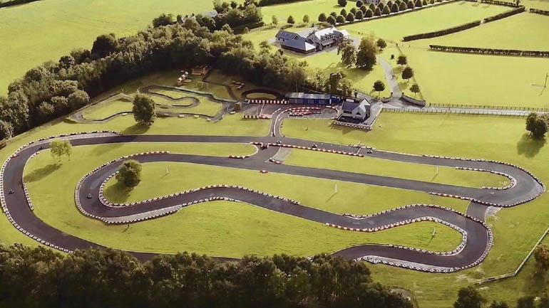 Αυτό το σπίτι διαθέτει ιδιωτική πίστα καρτ