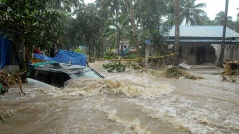 Ινδία: Ξεπέρασαν τους 100 οι νεκροί από τις πλημμύρες