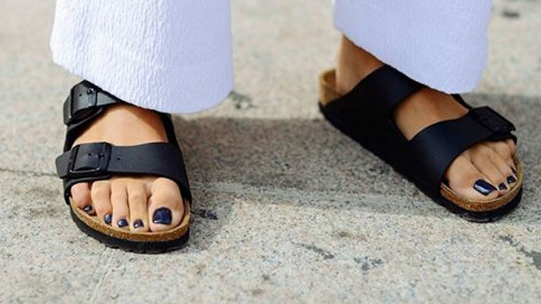 Πώς να φορέσεις τα «ugly sandals» του καλοκαιριού