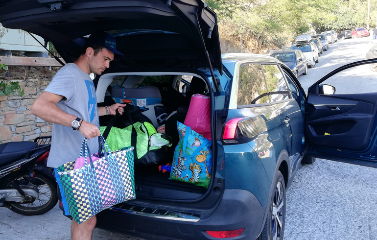 Τα φορτώσαμε όλα και εξερευνήσαμε τις παραλίες