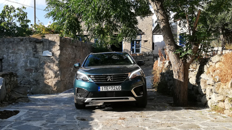 Στα στενά του οικισμού Βωλάξ που φημίζεται για τους τεράστιους γρανιτένιους όγκους 