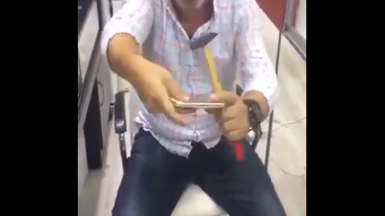 Οι Τούρκοι απαντούν στον Τραμπ – Σπάνε iPhones και χύνουν Coca-Cola στην τουαλέτα